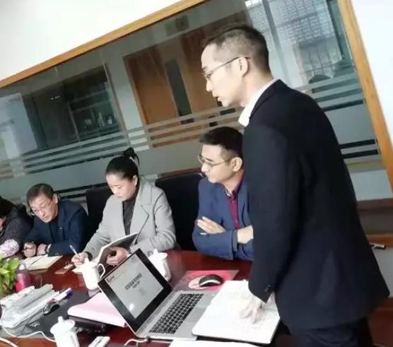 朗歐駐寧波得發(fā)科技有限公司項目經(jīng)理童祚見老師介紹調(diào)研工作安排，發(fā)放調(diào)研資料，得發(fā)公司精細化管理變革正式進入調(diào)研階段。