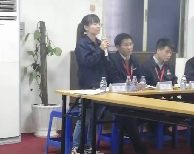 各部門負(fù)責(zé)人依次發(fā)言，介紹自己在管理中遇到的困惑，直面問題