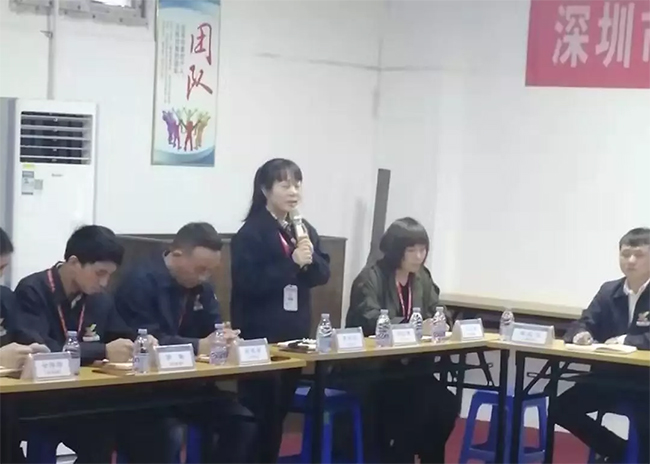 各部門負(fù)責(zé)人依次發(fā)言，介紹自己在管理中遇到的困惑，直面問題