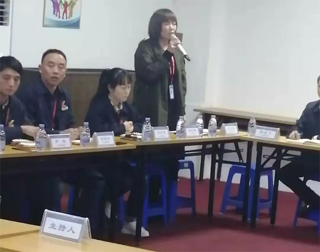 各部門負(fù)責(zé)人依次發(fā)言，介紹自己在管理中遇到的困惑，直面問題