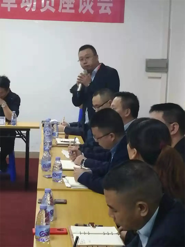 各部門負(fù)責(zé)人依次發(fā)言，介紹自己在管理中遇到的困惑，直面問題