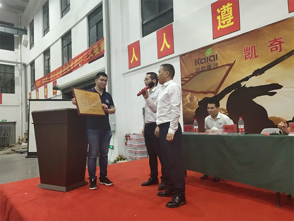 章董為朗歐項目組童祚見老師頒發(fā)《授權書》